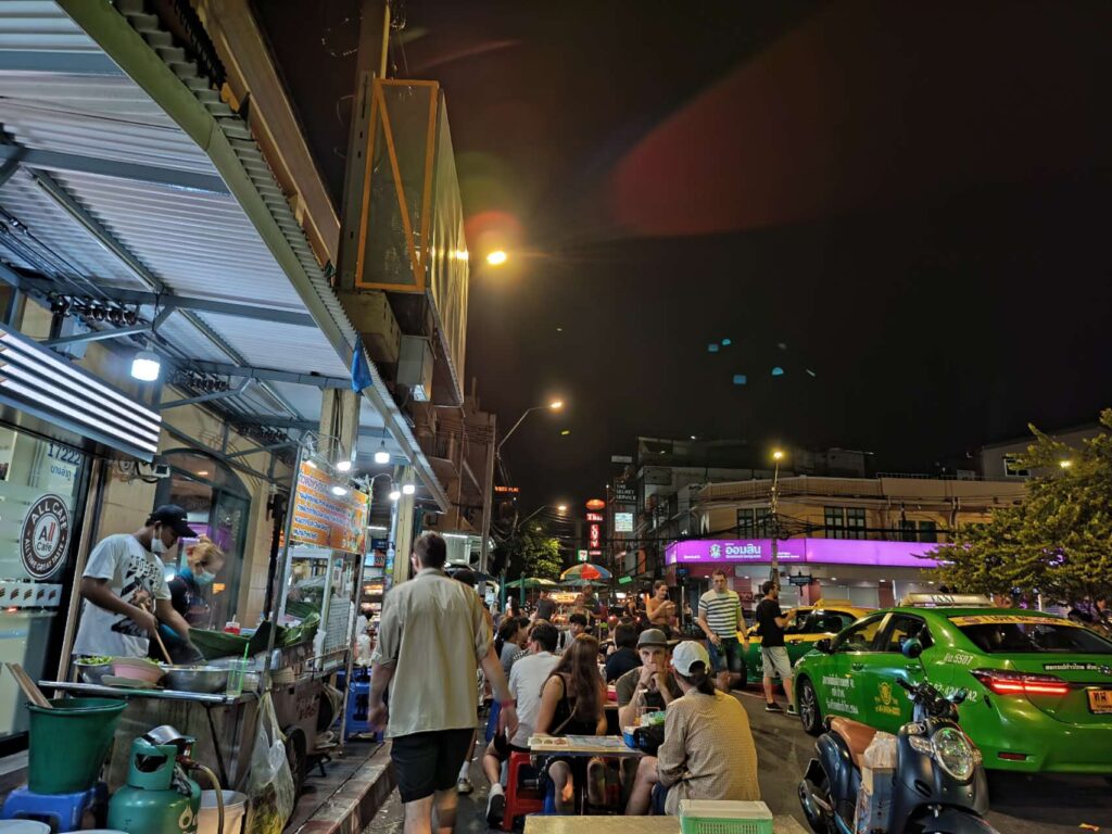 在曼谷考山路的一个夜晚插图 在曼谷考山路的一个夜晚插图