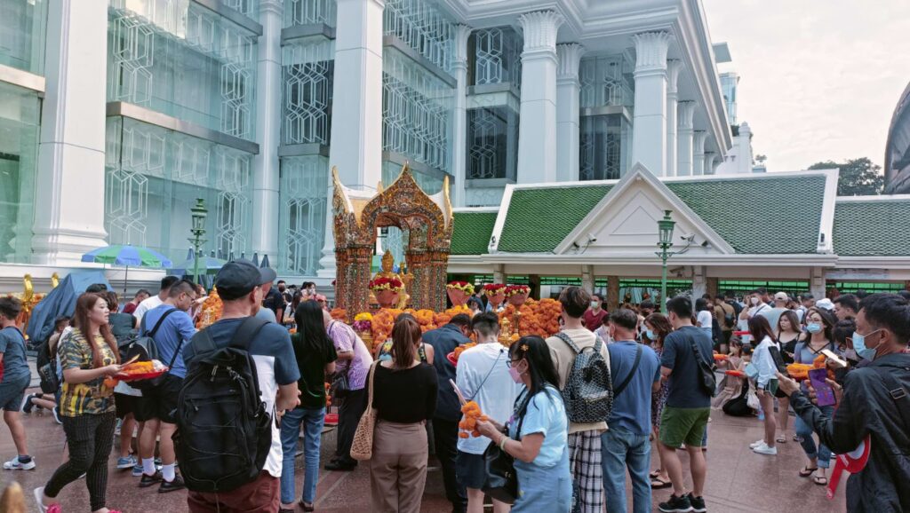 坑死中国游客?四面佛小贩以一万泰铢售2套花环插图1 坑死中国游客?四面佛小贩以一万泰铢售2套花环插图1