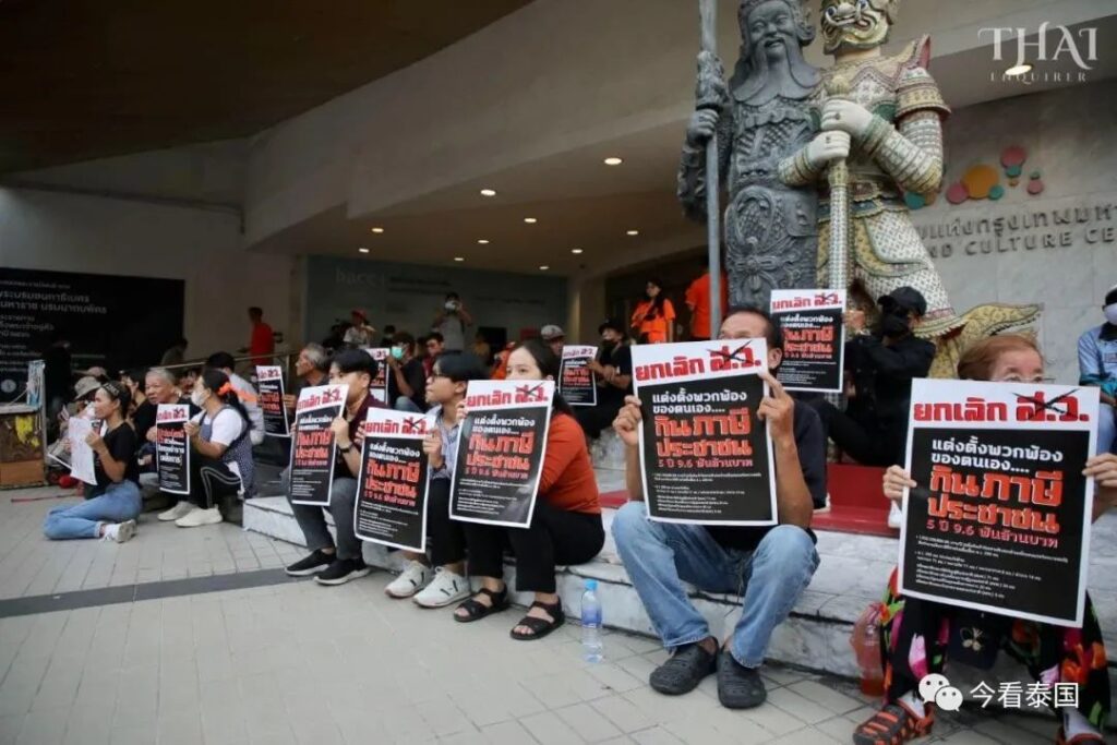 泰国抗议再起,民众聚集并反对选举委员会与军政府议员插图2 泰国抗议再起,民众聚集并反对选举委员会与军政府议员插图2