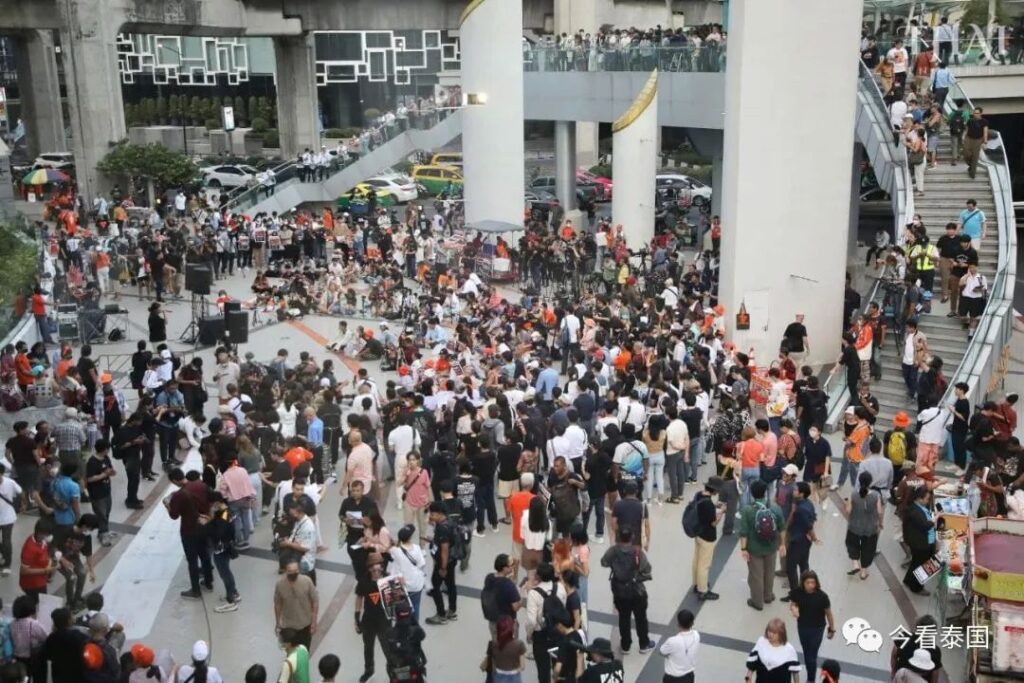 泰国抗议再起,民众聚集并反对选举委员会与军政府议员插图 泰国抗议再起,民众聚集并反对选举委员会与军政府议员插图