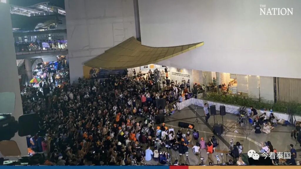 泰国抗议再起,民众聚集并反对选举委员会与军政府议员插图5 泰国抗议再起,民众聚集并反对选举委员会与军政府议员插图5