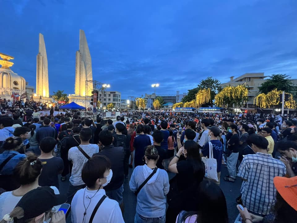 愤怒升级,泰国抗议再起,大量民众于曼谷民主纪念碑集会插图4 愤怒升级,泰国抗议再起,大量民众于曼谷民主纪念碑集会插图4