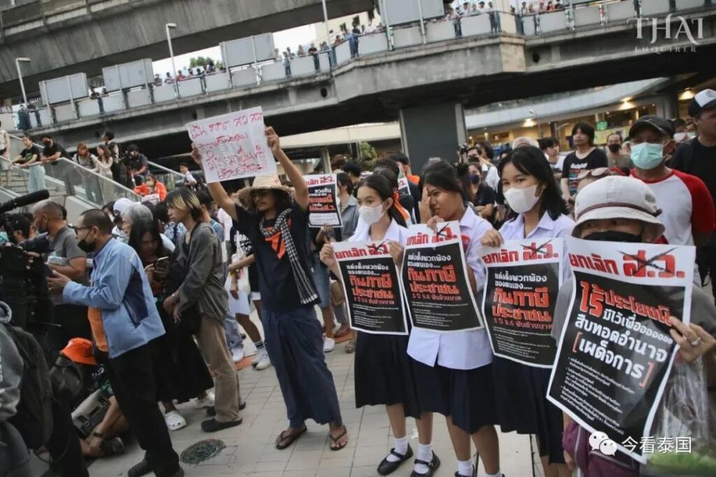 泰国抗议再起,民众聚集并反对选举委员会与军政府议员插图1 泰国抗议再起,民众聚集并反对选举委员会与军政府议员插图1