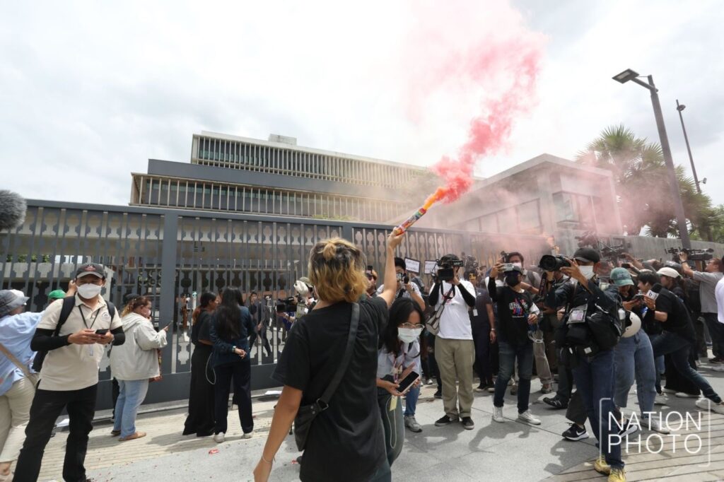愤怒升级,泰国抗议再起,大量民众于曼谷民主纪念碑集会插图 愤怒升级,泰国抗议再起,大量民众于曼谷民主纪念碑集会插图