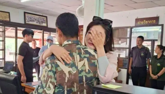 中国女游客在泰国公园被丈夫推下悬崖后获救,五年后回泰表感谢插图 中国女游客在泰国公园被丈夫推下悬崖后获救,五年后回泰表感谢插图